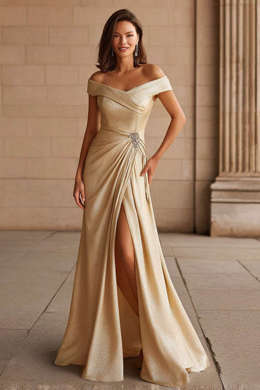 Robe longue d'épaule tombante couleur champagne métallisé avec fente pour la mère de la mariée