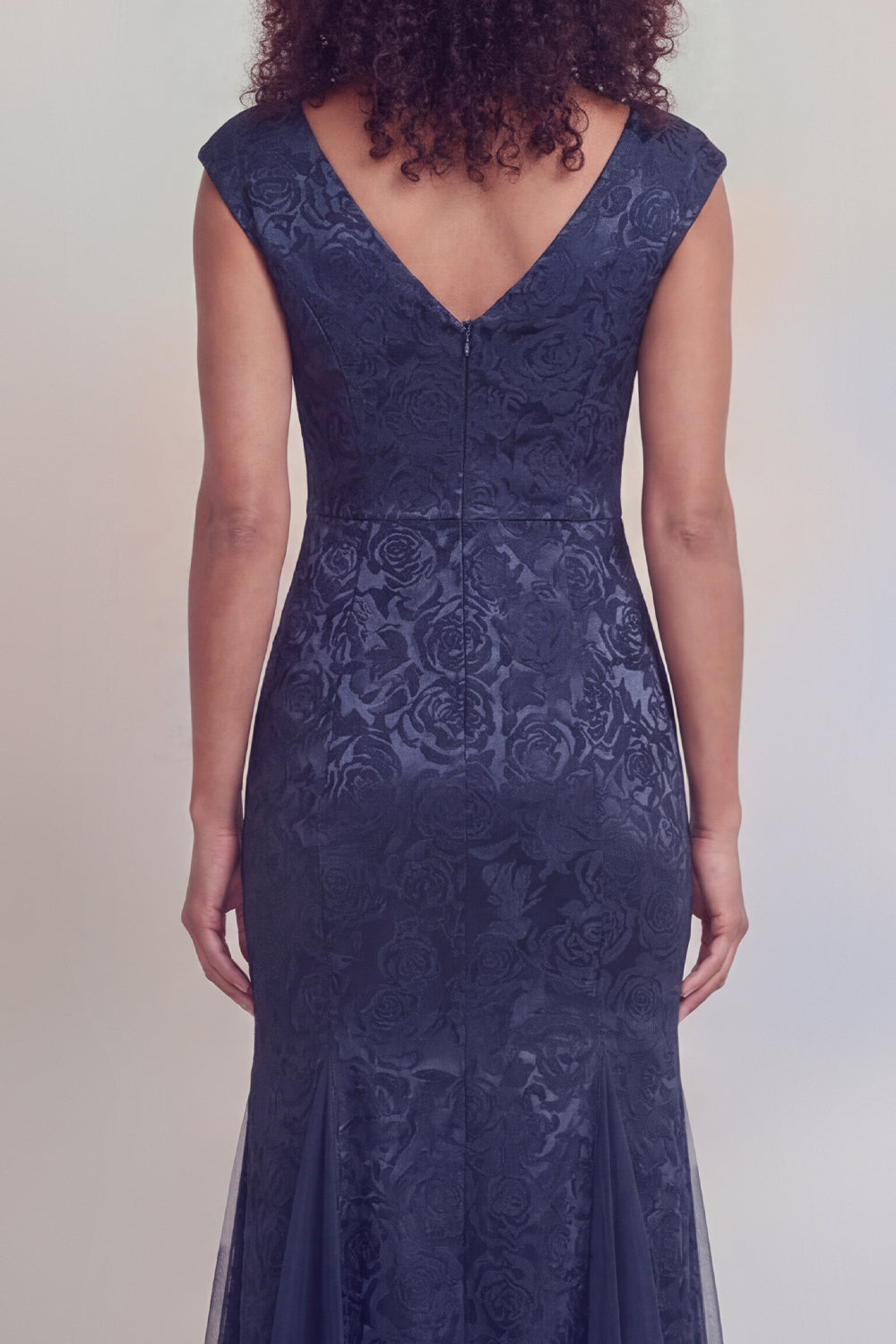 Robe longue sirène vert sauge fleuri décolleté en V avec fente pour mère de la mariée