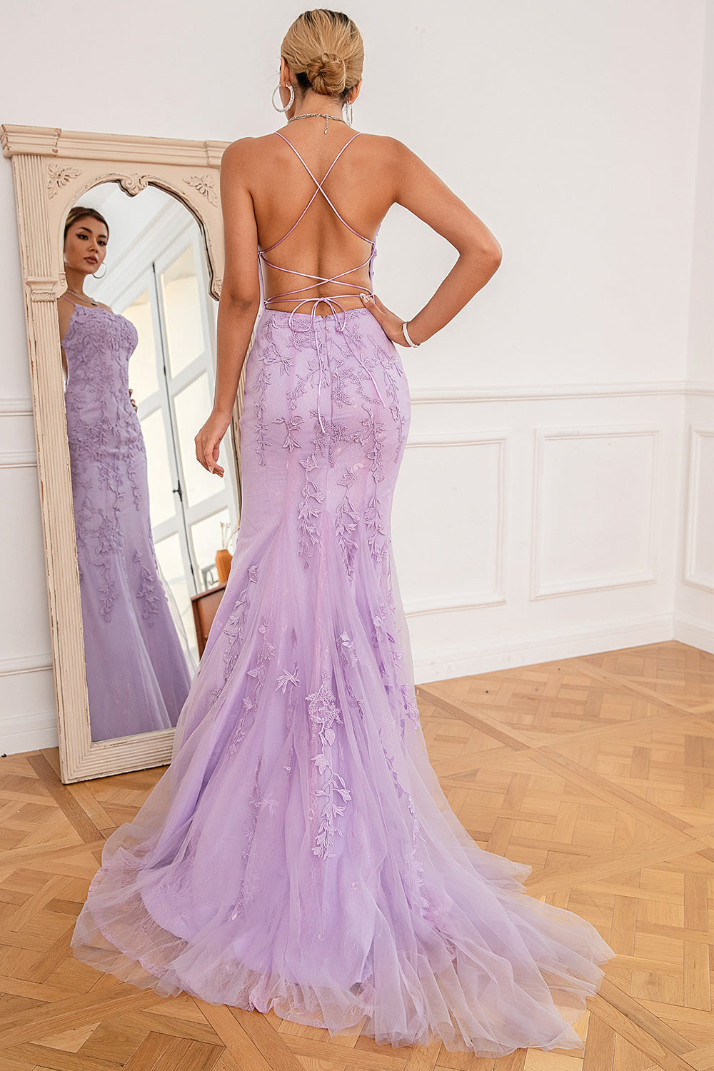 Robe de soirée sirène longue rose clair à bretelles spaghetti et appliques