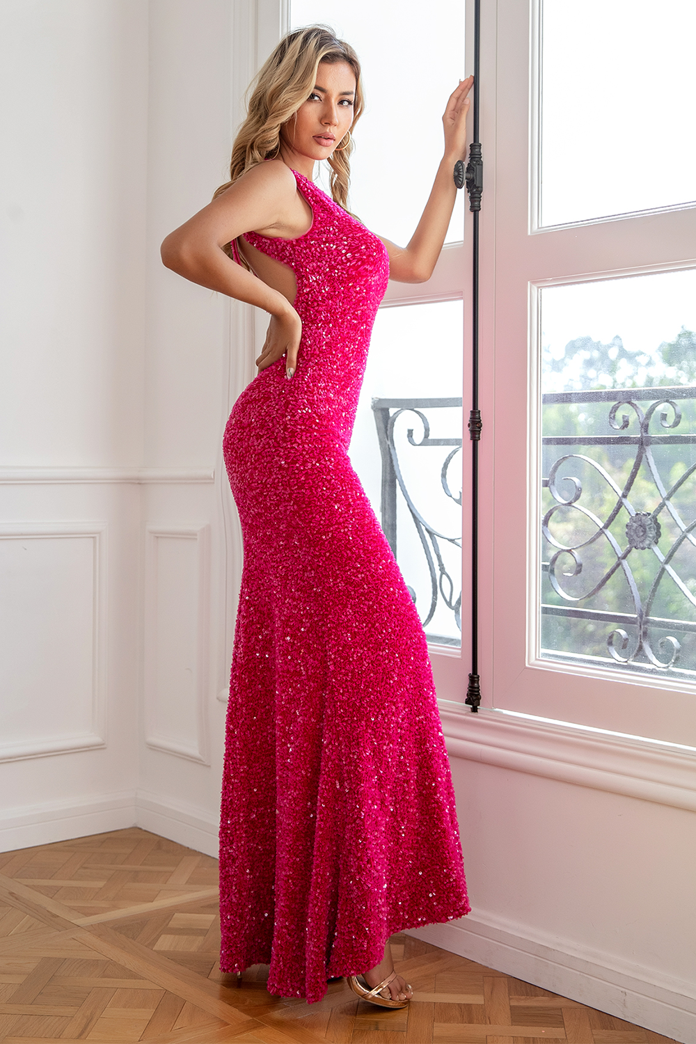 Robe de bal longue en fuchsia à sequins avec fente