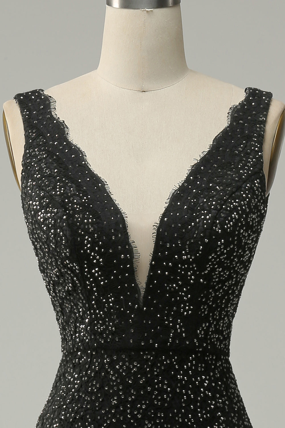 Robe de bal sirène longue en dentelle noire avec décolleté en V profond et perles