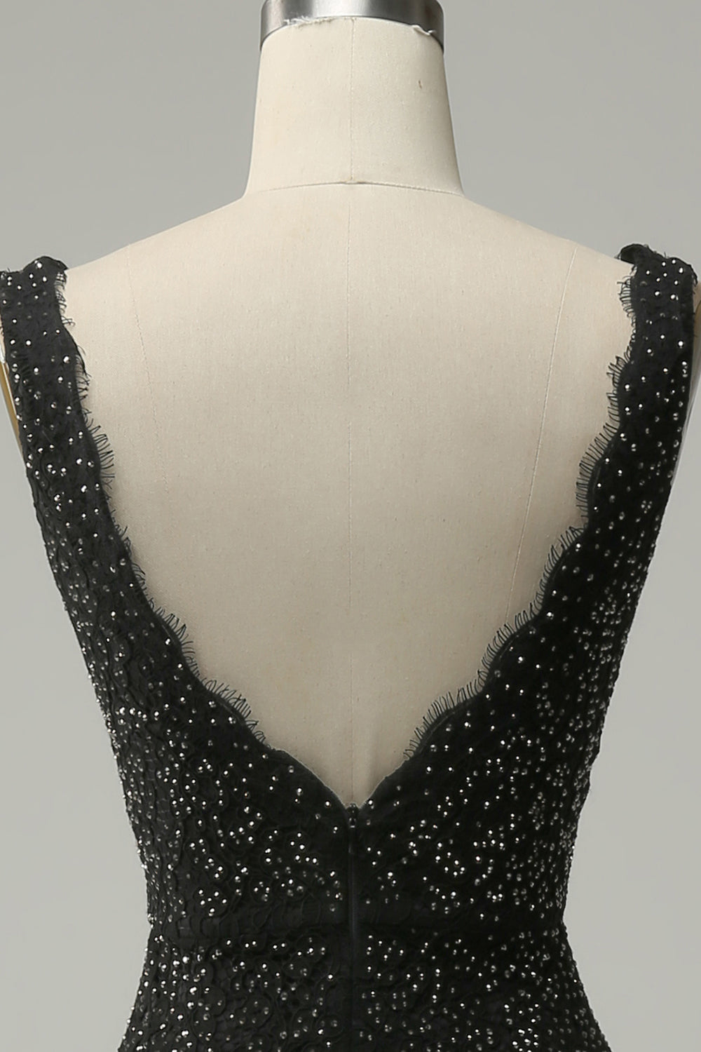 Robe de bal sirène longue en dentelle noire avec décolleté en V profond et perles