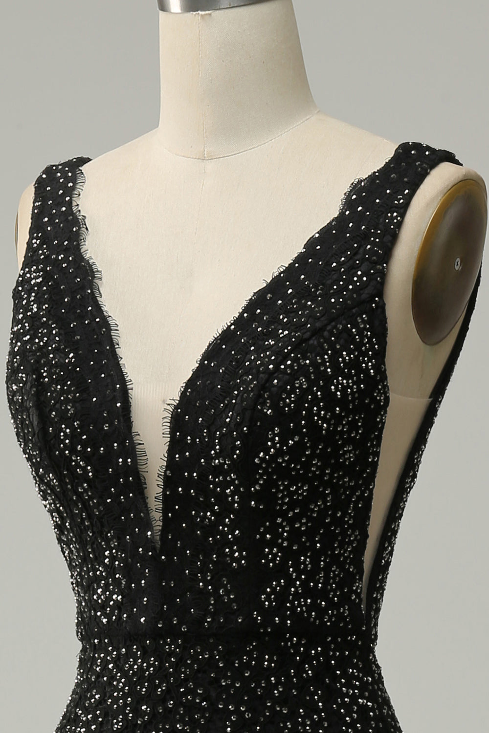 Robe de bal sirène longue en dentelle noire avec décolleté en V profond et perles