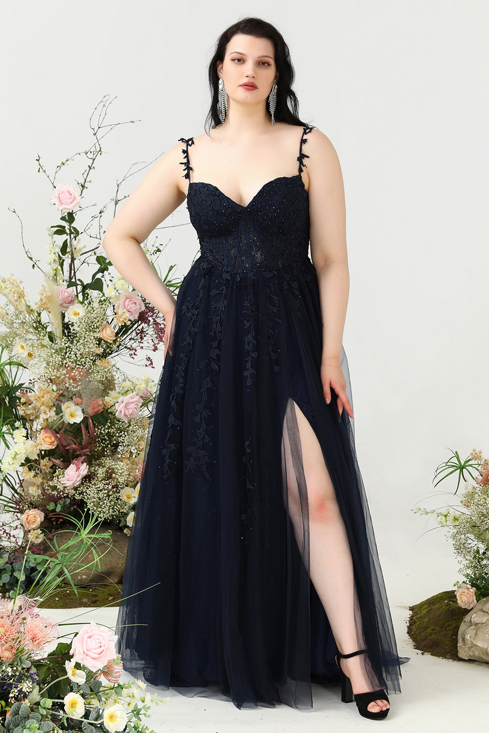 Robe de Bal Grande Taille Bleu Marine Ligne A avec Bretelles Fines et Appliques