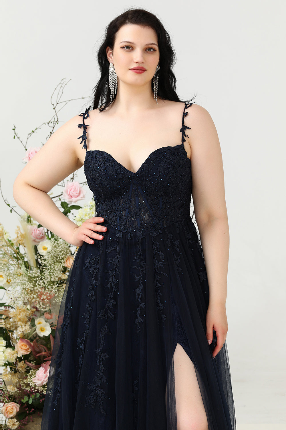 Robe de Bal Grande Taille Bleu Marine Ligne A avec Bretelles Fines et Appliques