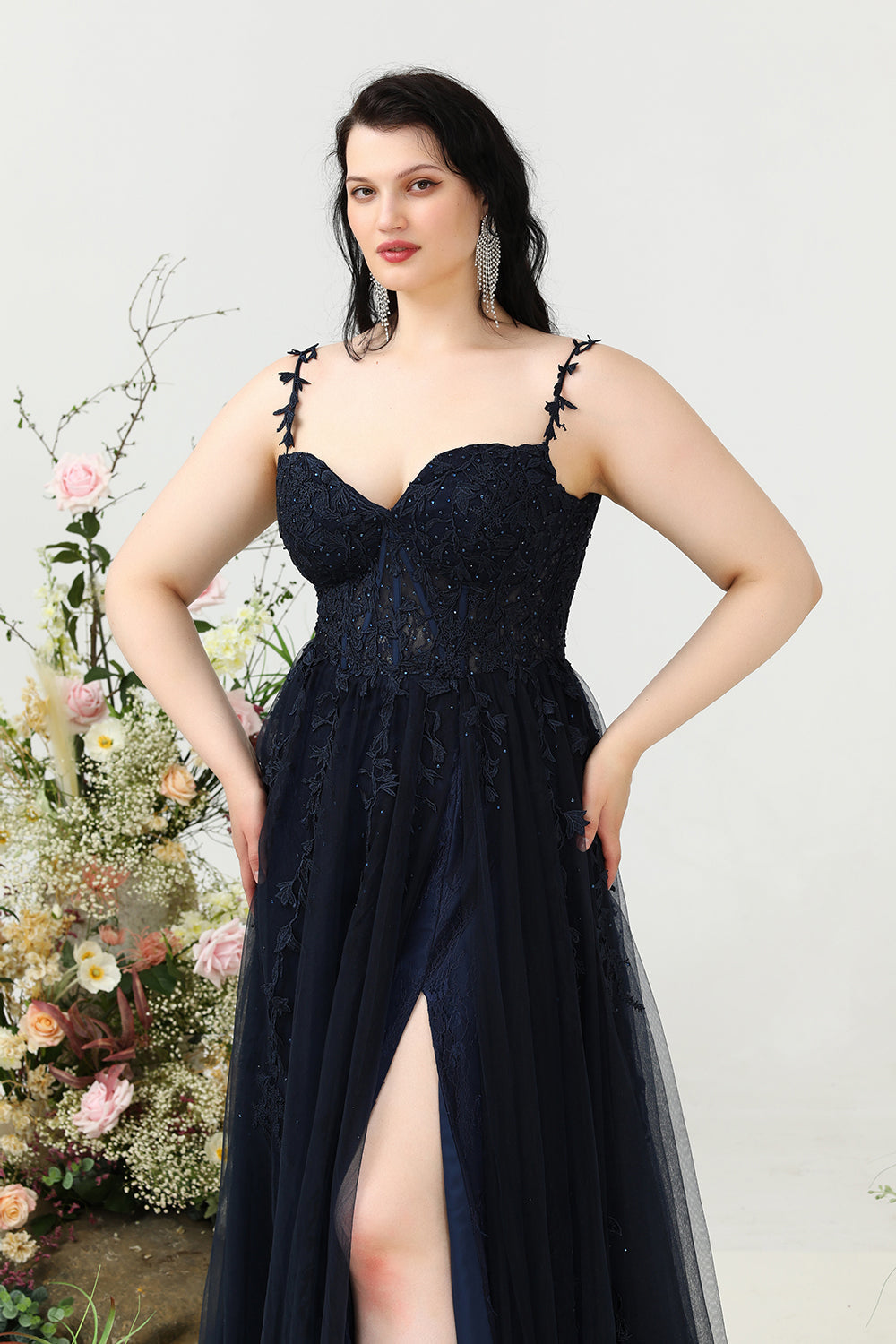 Robe de Bal Grande Taille Bleu Marine Ligne A avec Bretelles Fines et Appliques