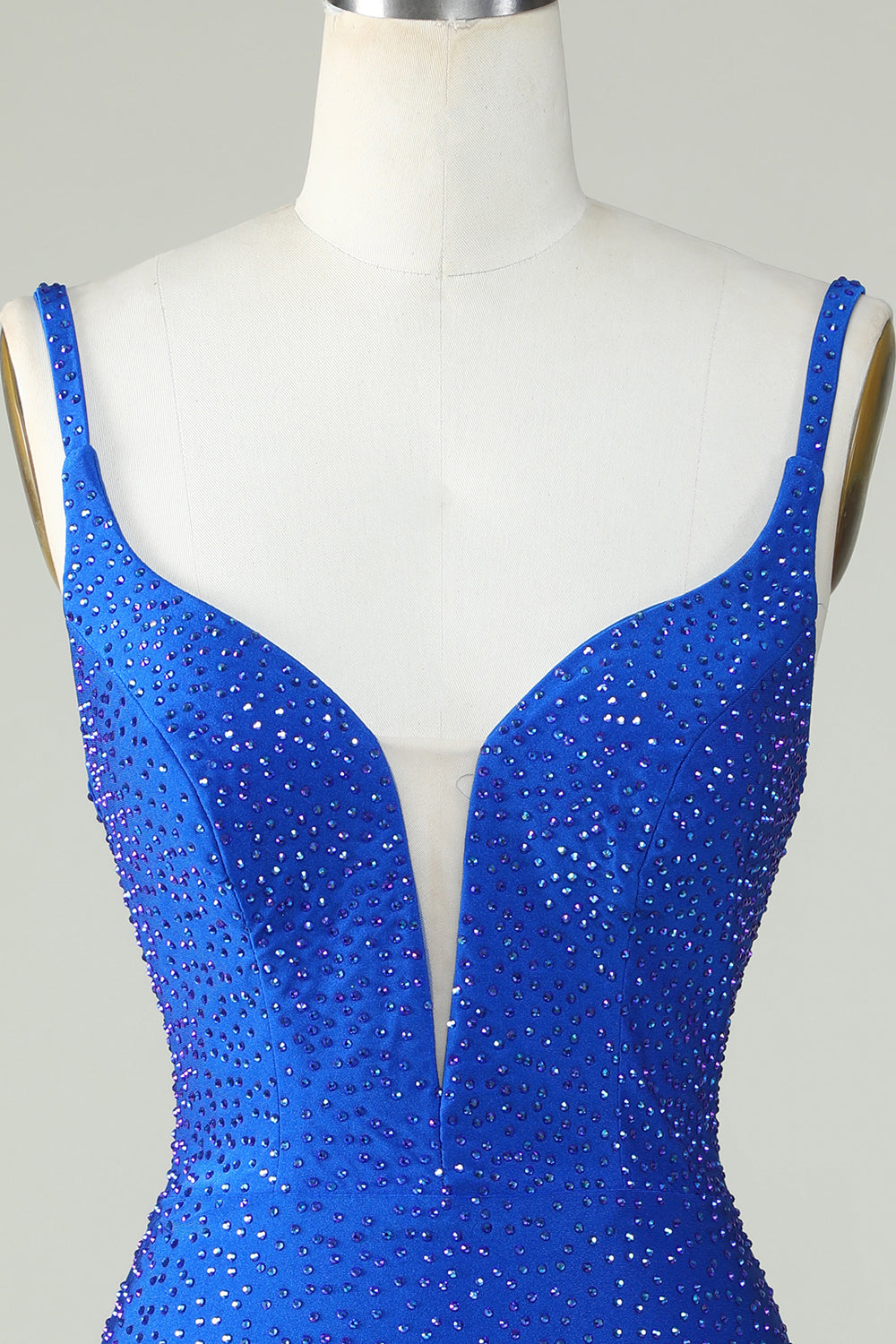 Robe moulante courte bleu roi pour bal de promo avec col en V profond et perles