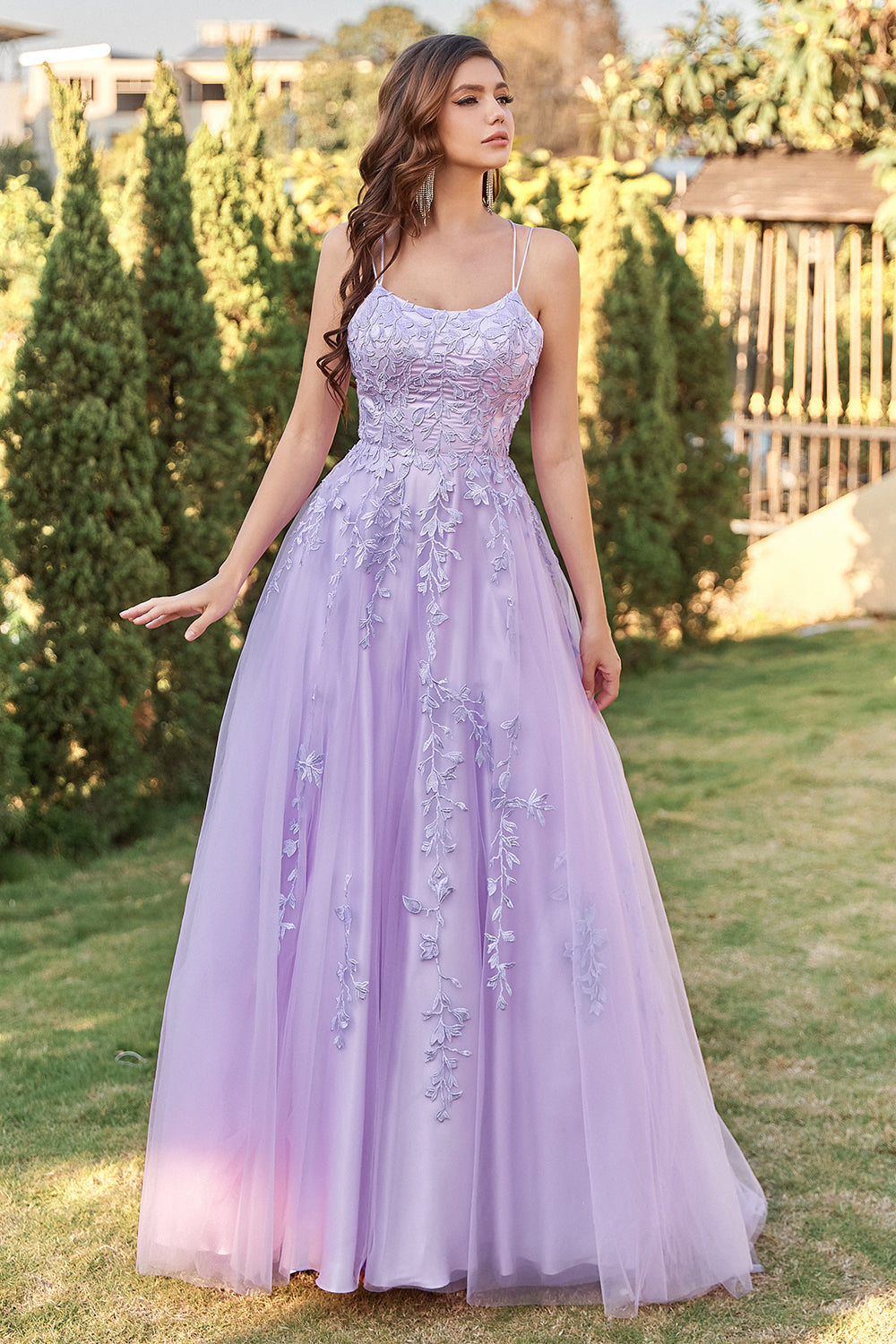 Vestido de fiesta de tul morado con apliques