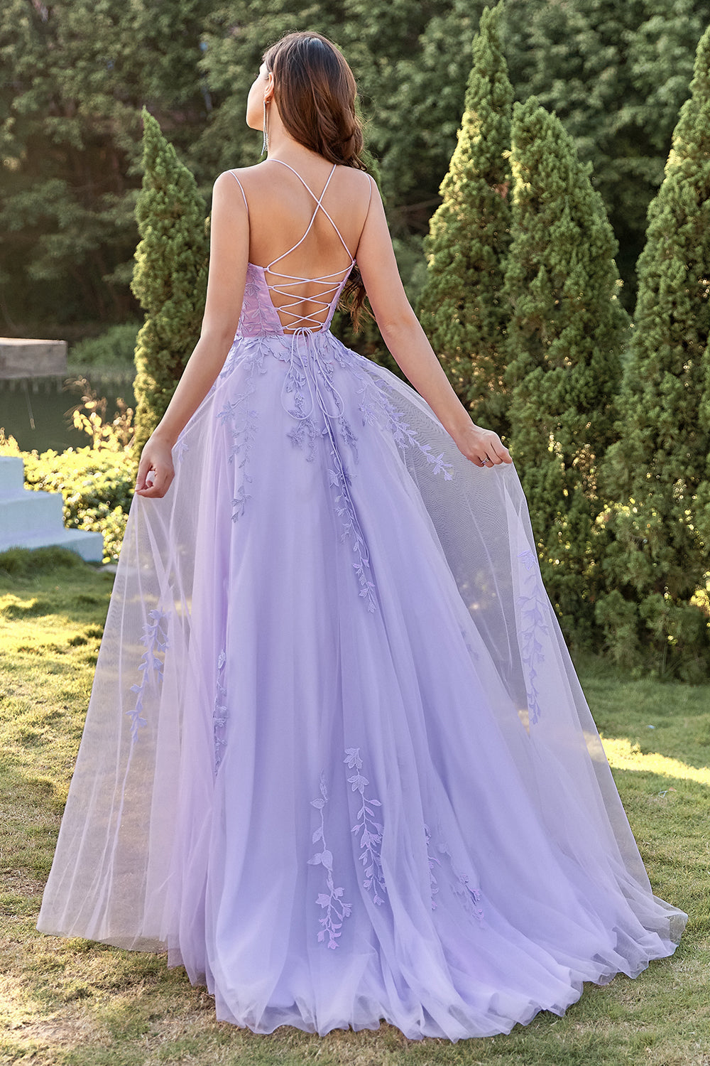 Vestido de fiesta de tul morado con apliques