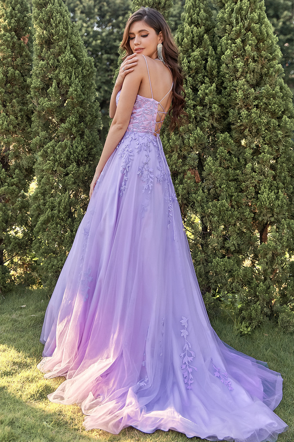 Robe de bal trapèze en tulle violet avec appliques