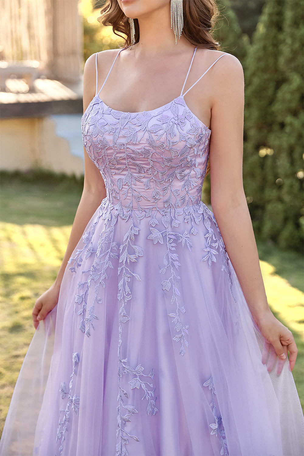 Vestido de fiesta de tul morado con apliques