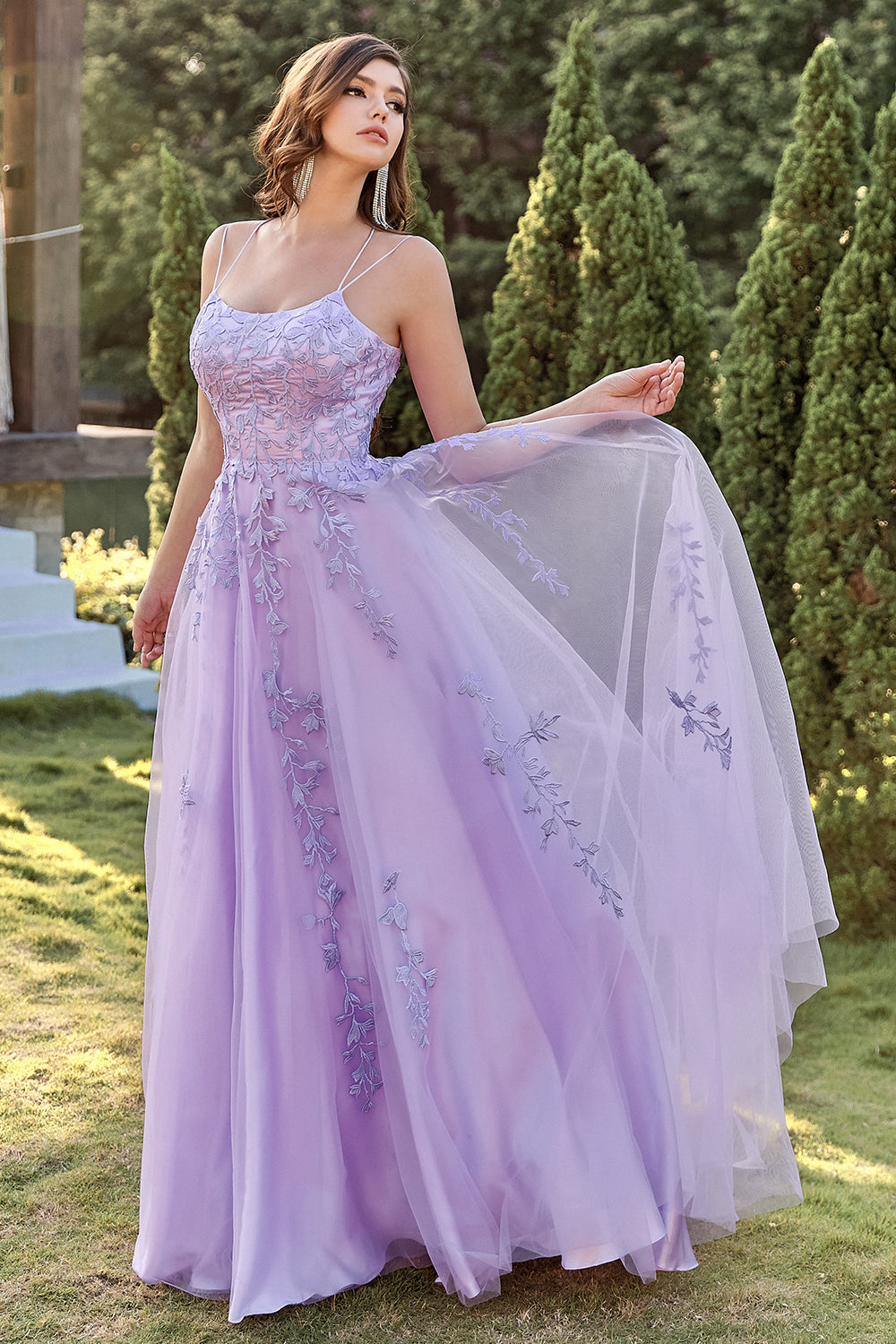 Vestido de fiesta de tul morado con apliques
