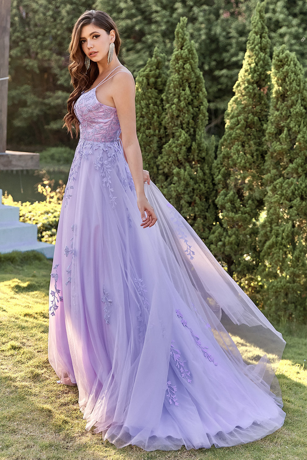 Vestido de fiesta de tul morado con apliques