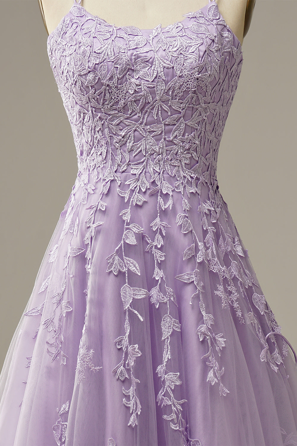 Robe de bal trapèze en tulle violet avec appliques