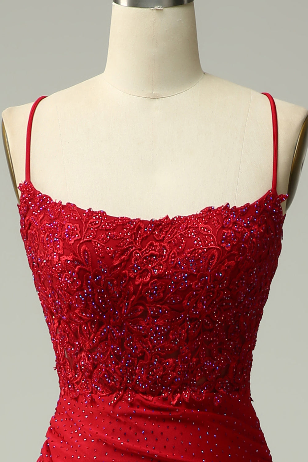 Robe de bal sirène rouge foncé avec licol et appliques