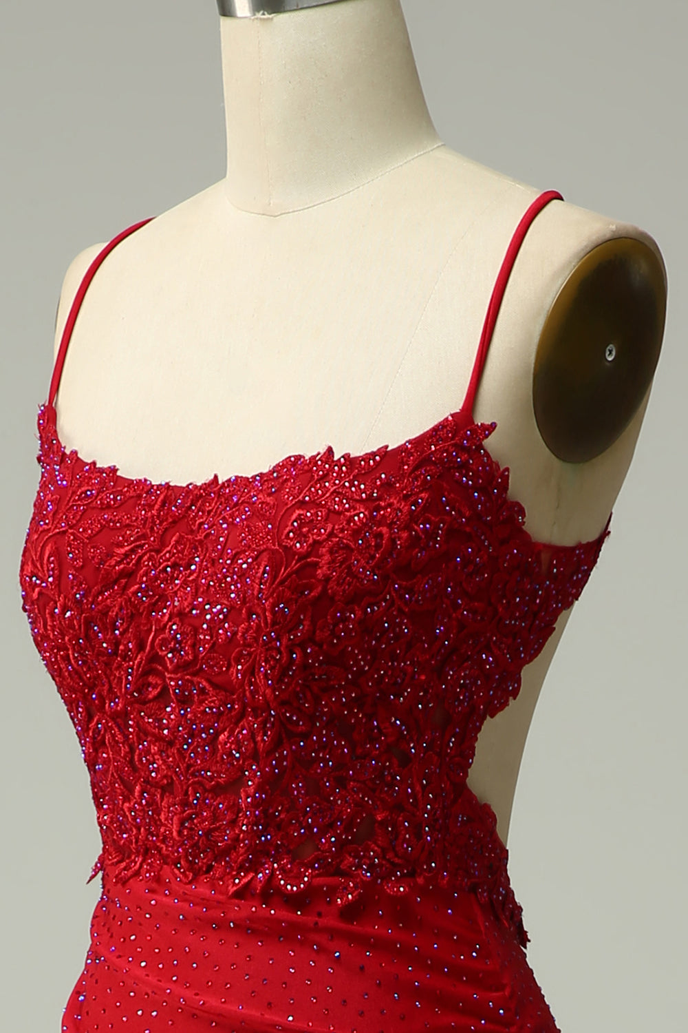 Robe de bal sirène rouge foncé avec licol et appliques