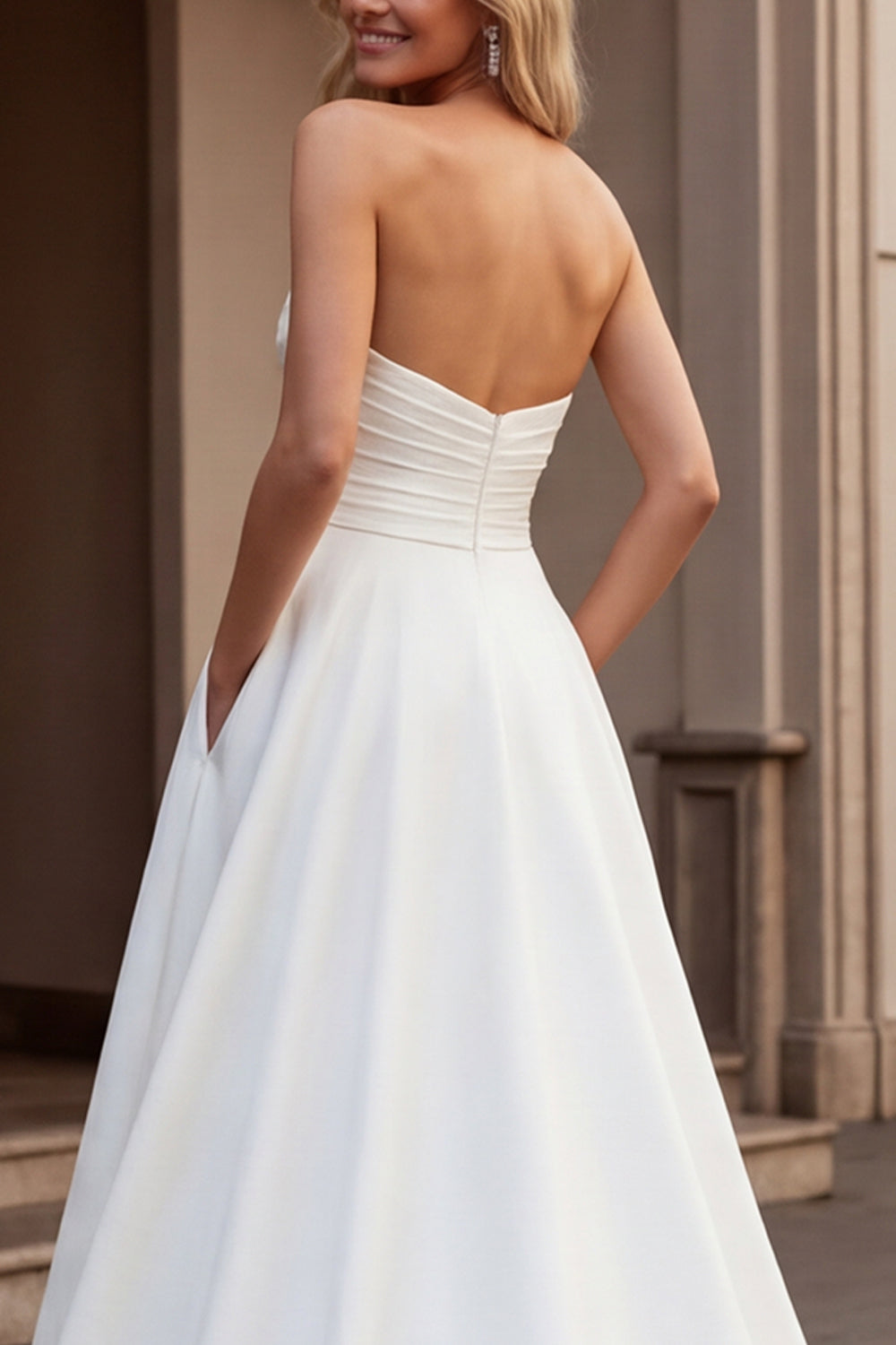 Robe de mariée bustier coupe A en satin ivoire froncé