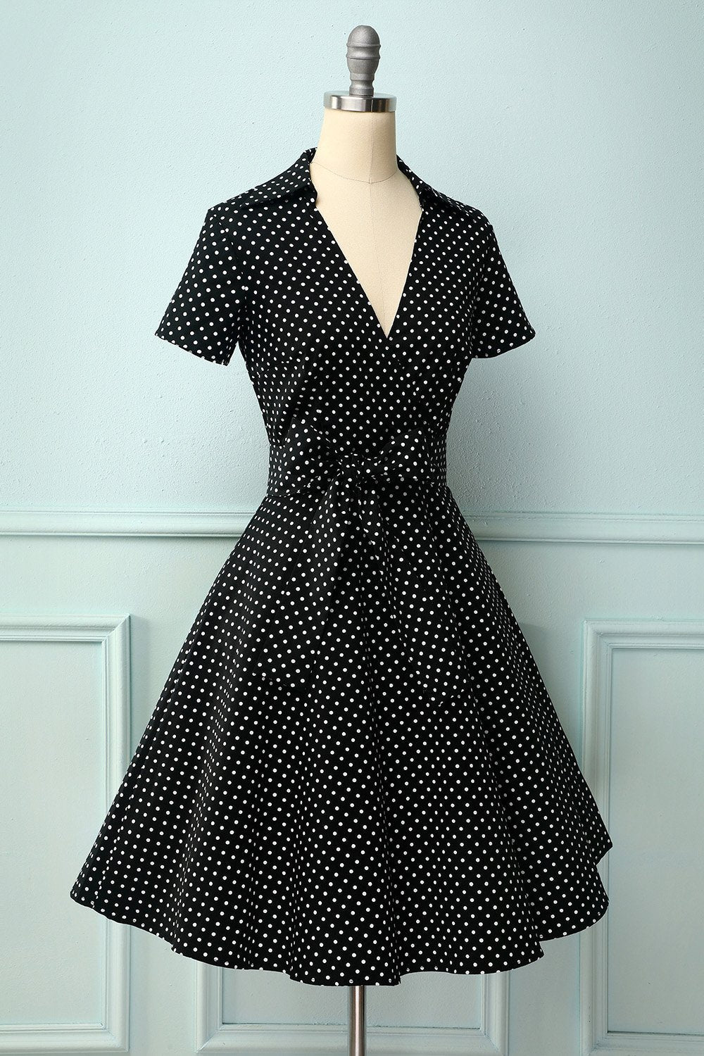 Robe noire à petits pois blancs et décolleté en V