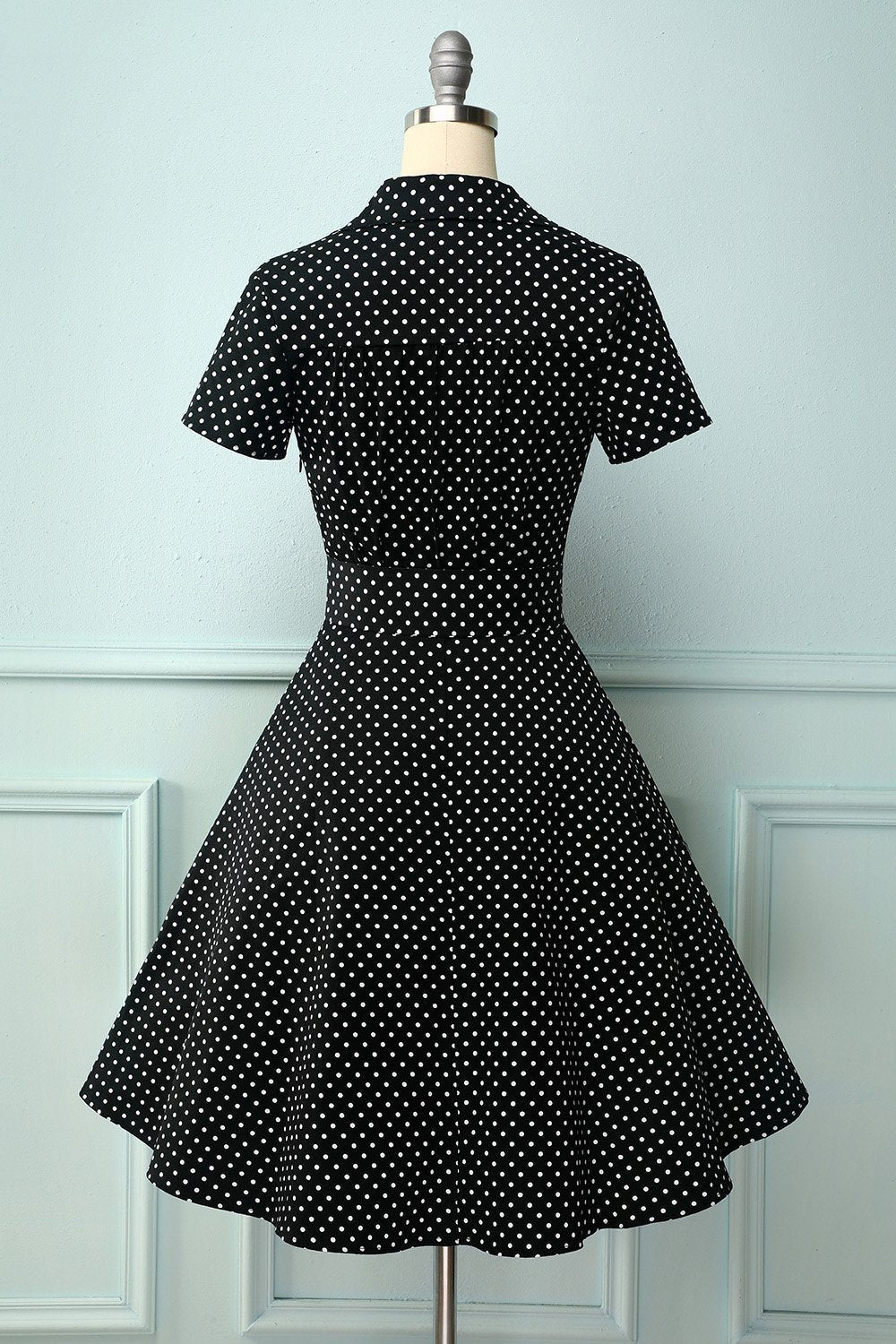 Robe noire à petits pois blancs et décolleté en V