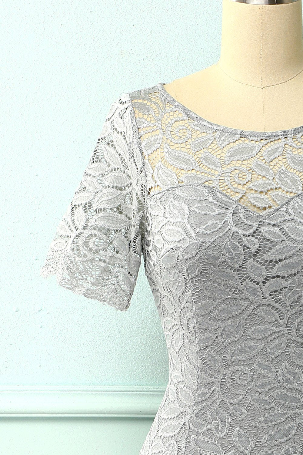 Robe moulante grise en dentelle