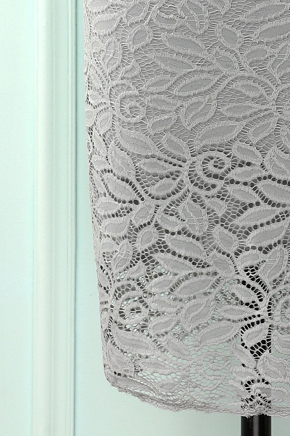 Robe moulante grise en dentelle
