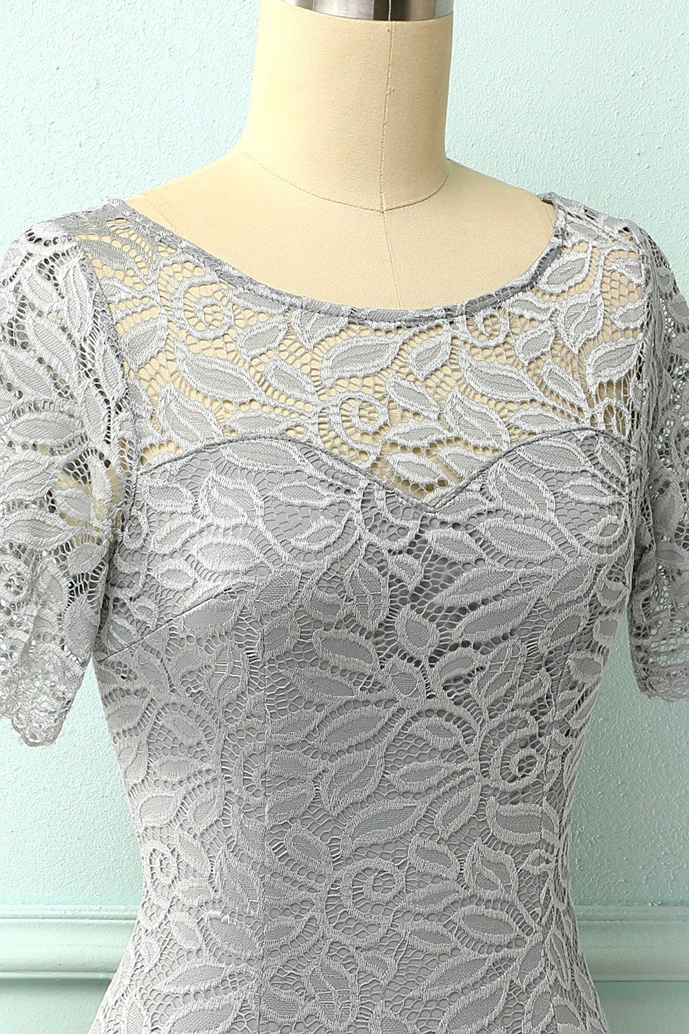 Robe moulante grise en dentelle
