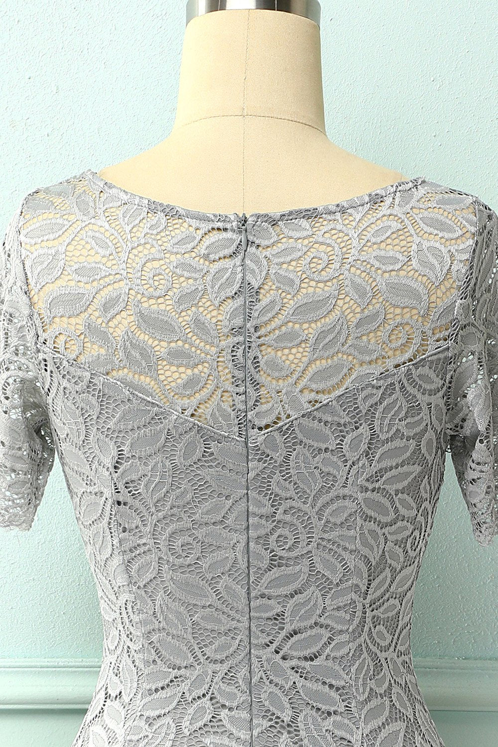 Robe moulante grise en dentelle