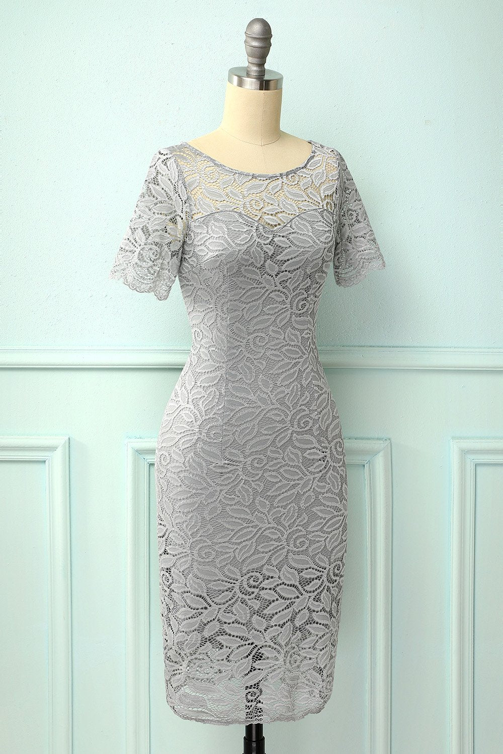 Robe moulante grise en dentelle