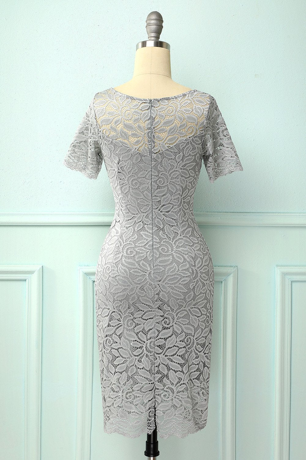 Robe moulante grise en dentelle