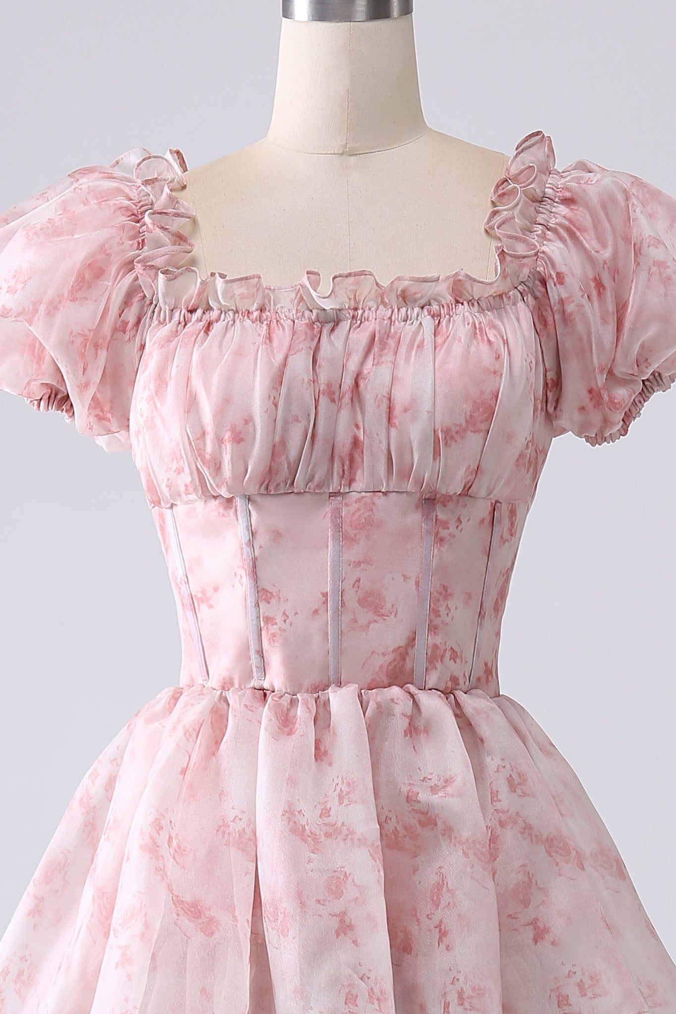 Robe longue de bal de promo évasée bleu clair à volants avec un col carré, des niveaux et un motif floral