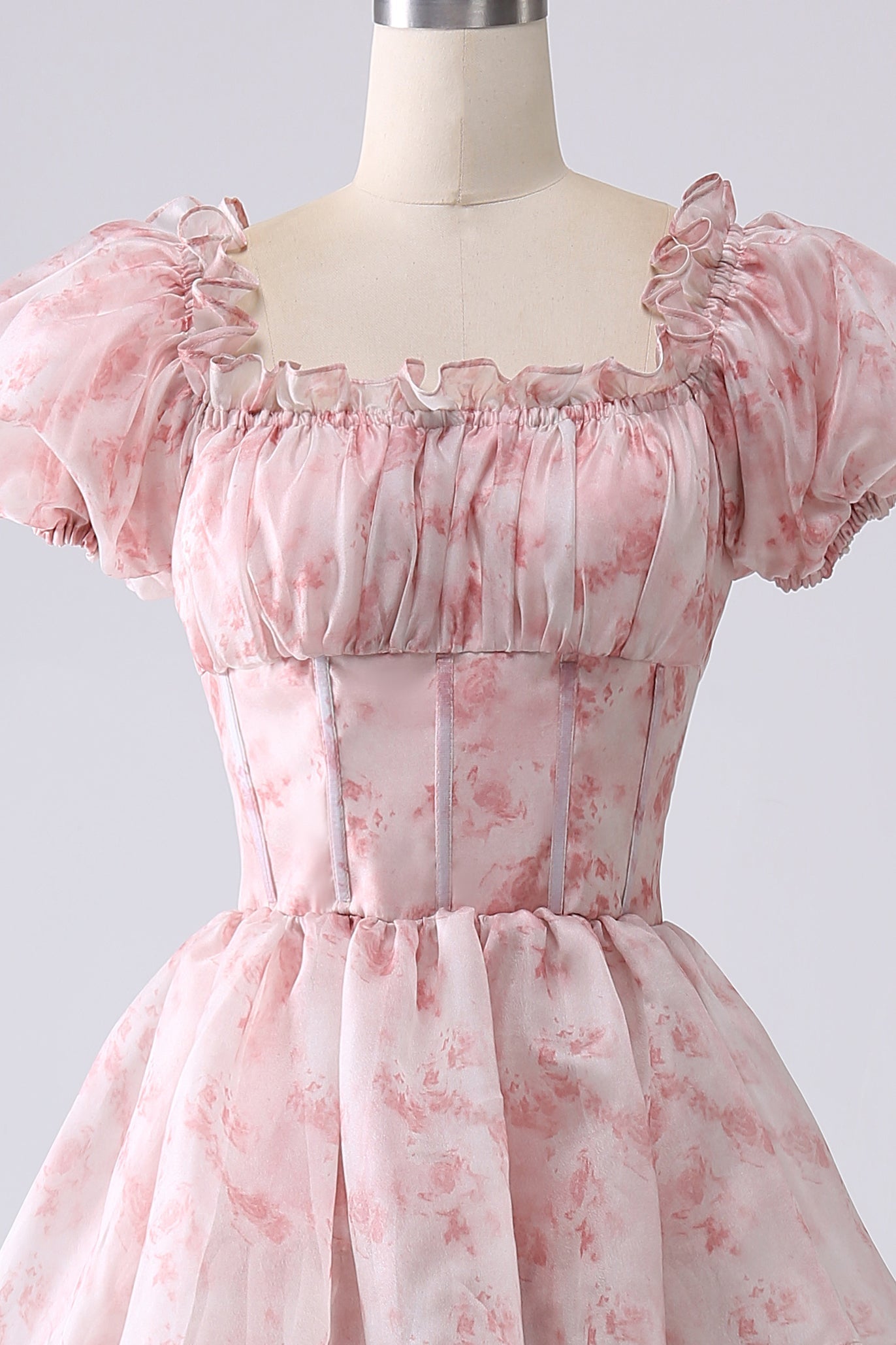 Robe de bal trapèze rose avec encolure carrée, volants et volants étagés