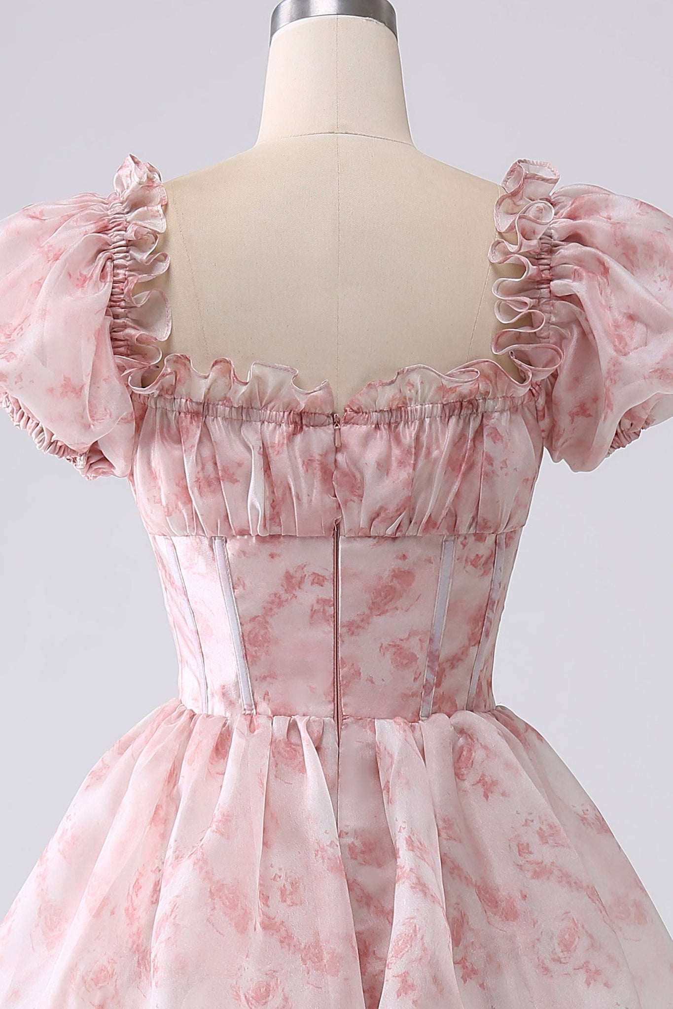 Robe longue de bal de promo évasée bleu clair à volants avec un col carré, des niveaux et un motif floral
