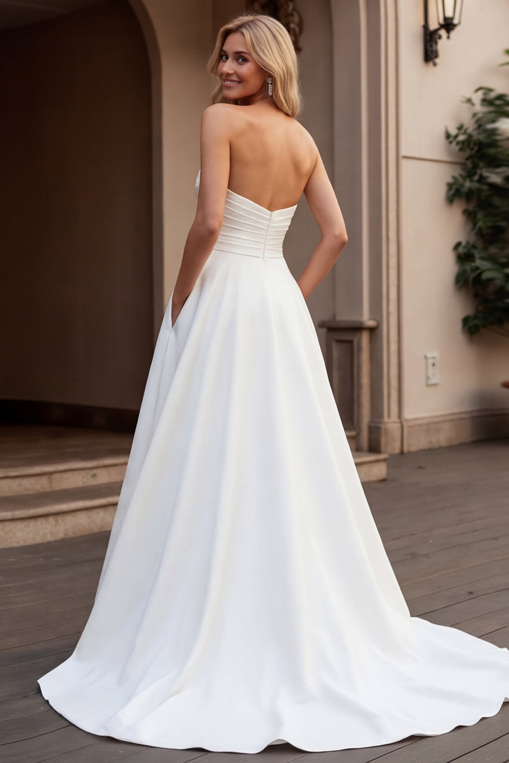 Robe de mariée bustier coupe A en satin ivoire froncé