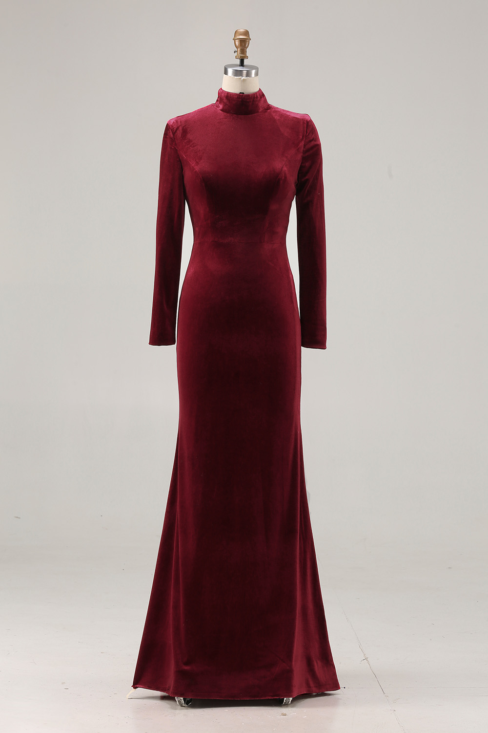 Robe de soirée fourreau en velours cabernet à manches et col montant