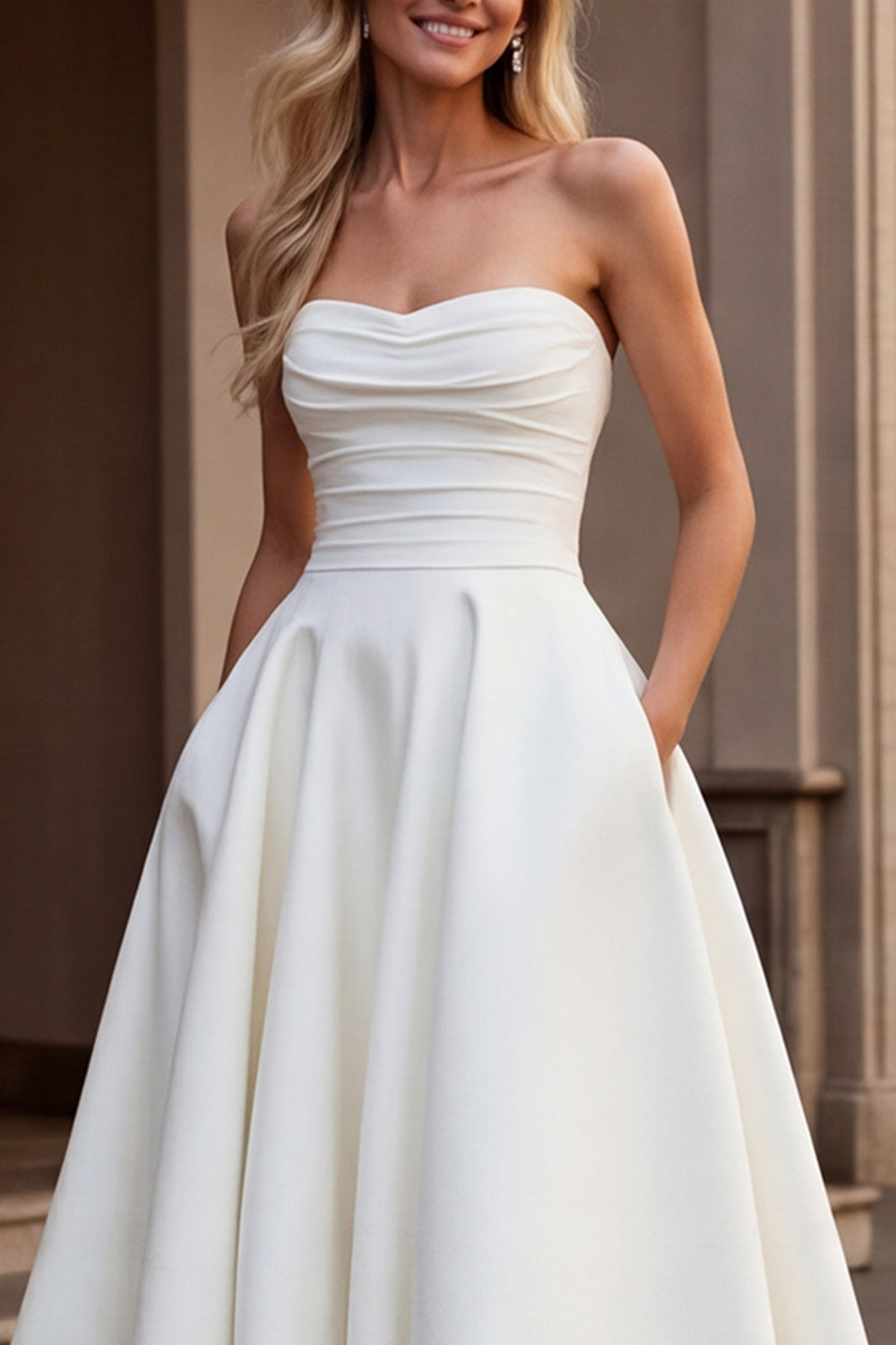 Robe de mariée bustier coupe A en satin ivoire froncé