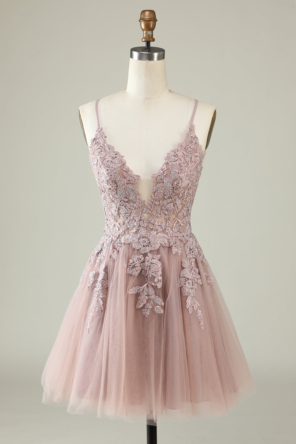 Robe de bal courte trapèze violet clair à fines bretelles et appliqués