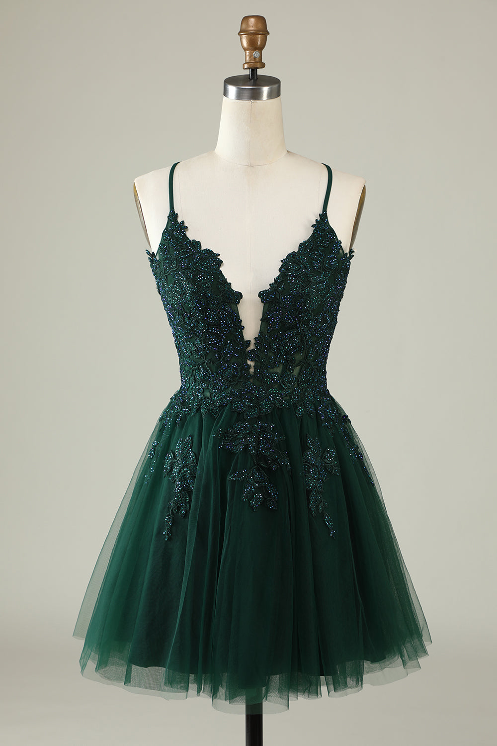 Robe de bal courte trapèze violet clair à fines bretelles et appliqués