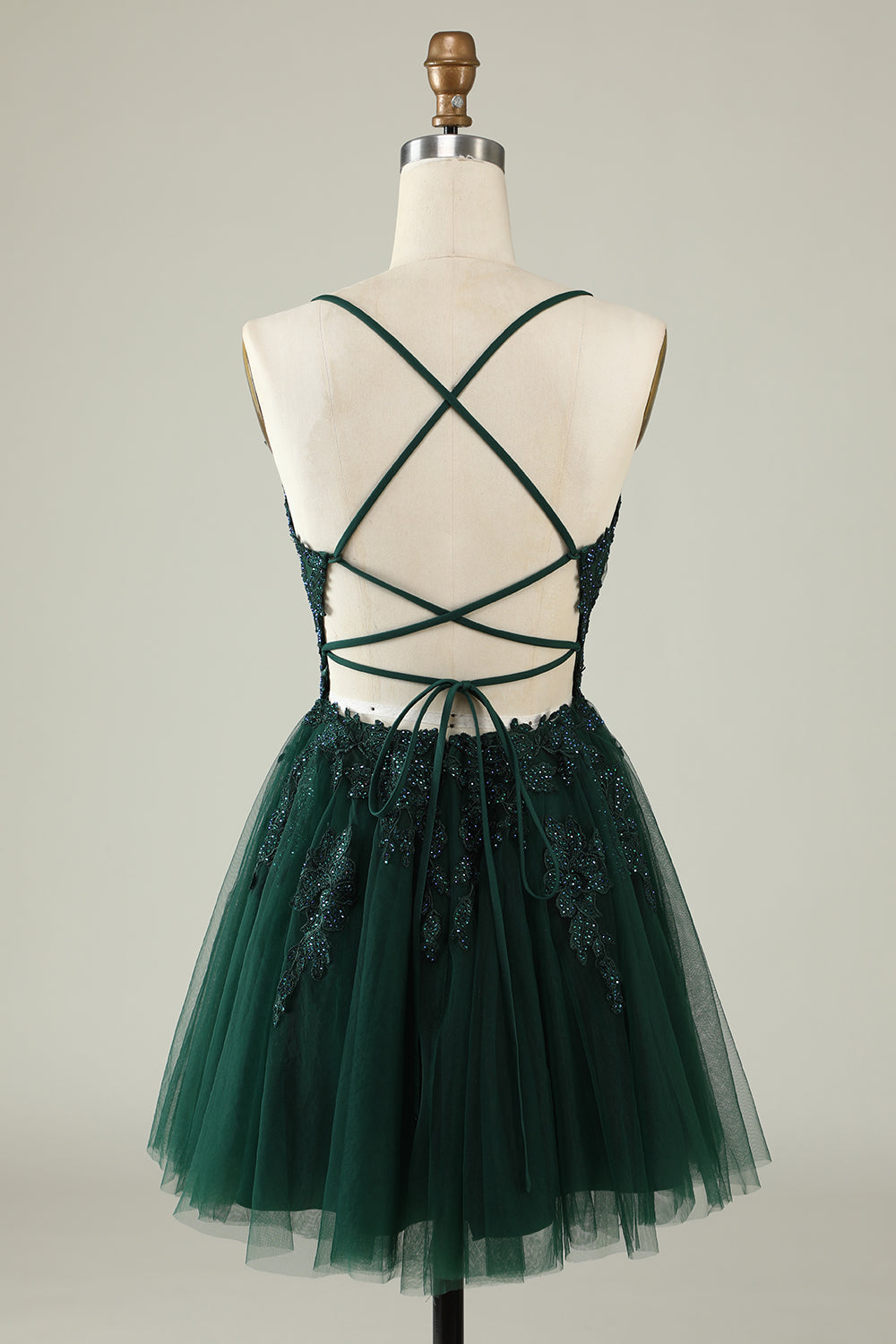 Robe de bal courte trapèze violet clair à fines bretelles et appliqués