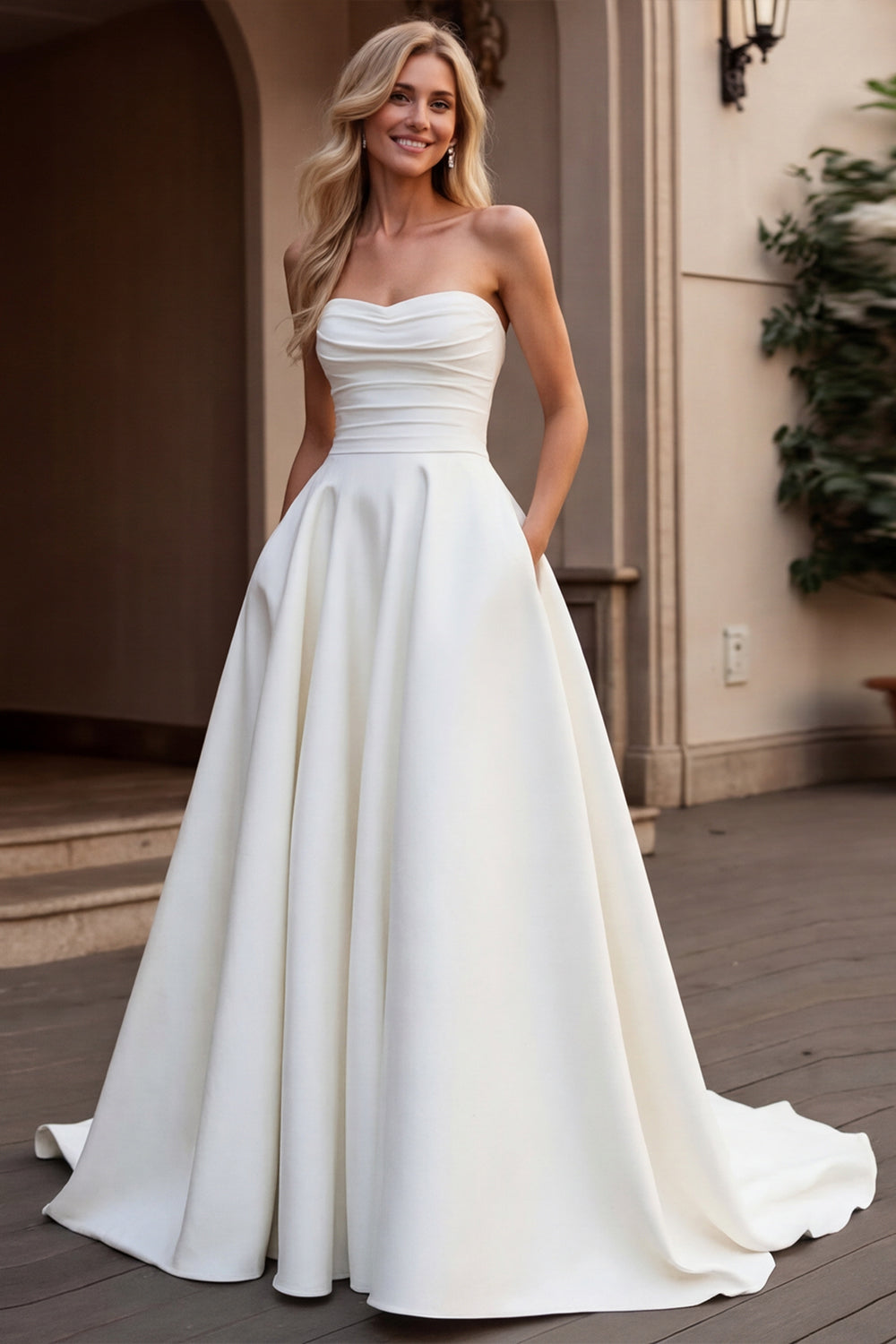 Robe de mariée bustier coupe A en satin ivoire froncé