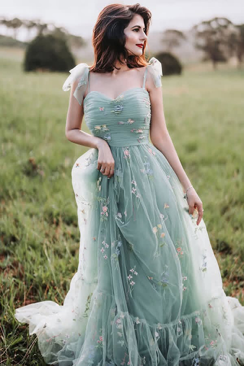Robe de bal longue en tulle vert avec bretelles spaghetti, coupe trapèze et ruché brodé