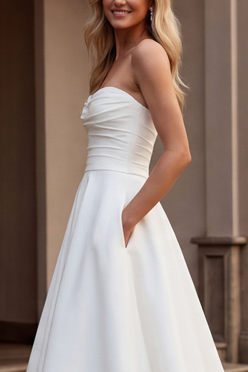 Robe de mariée bustier coupe A en satin ivoire froncé