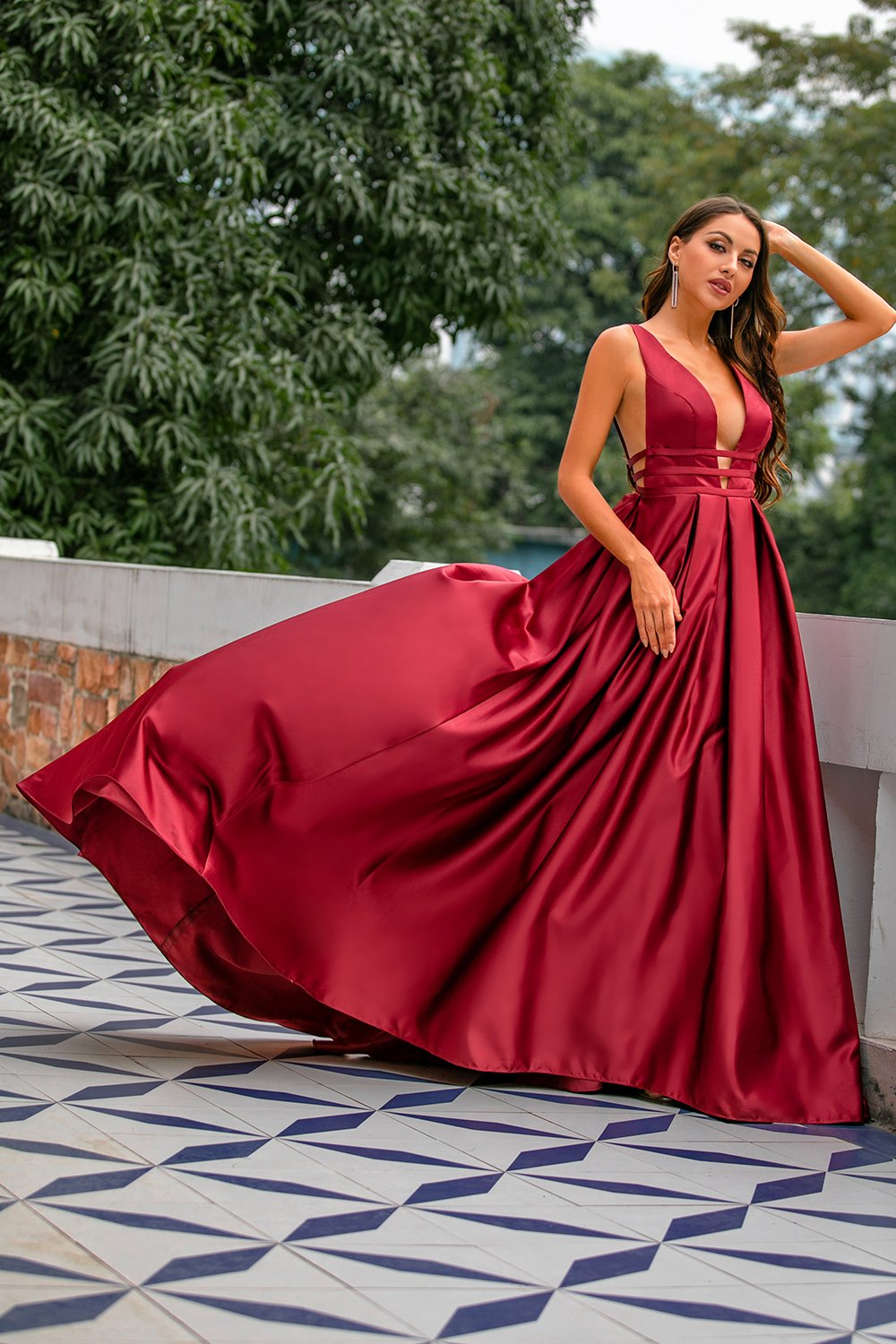 Robe de bal en satin bordeaux