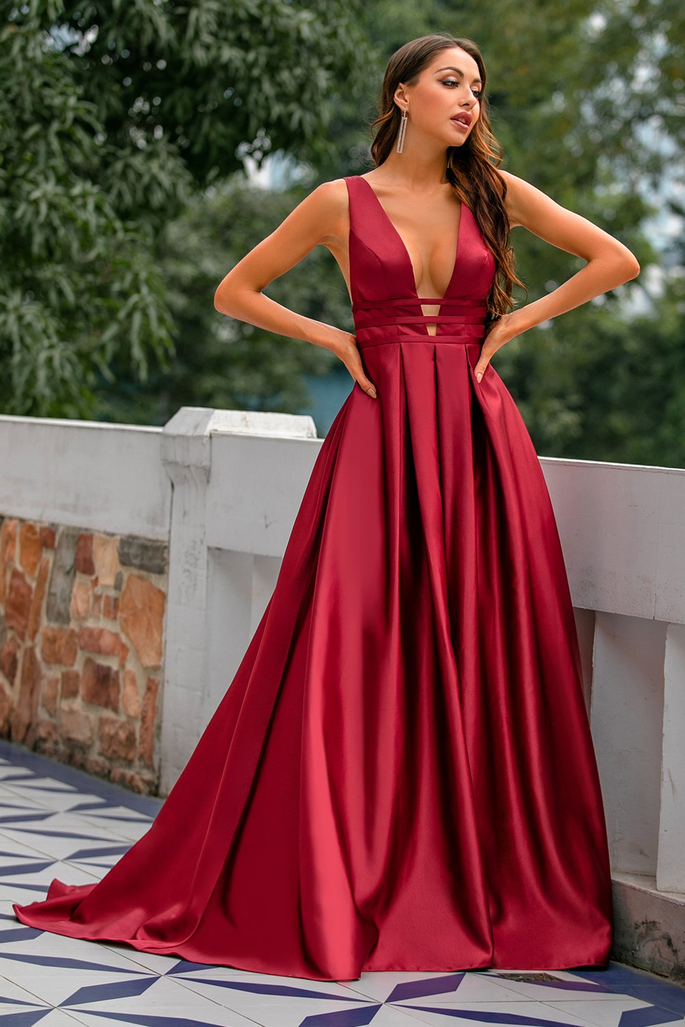 Robe de bal en satin bordeaux