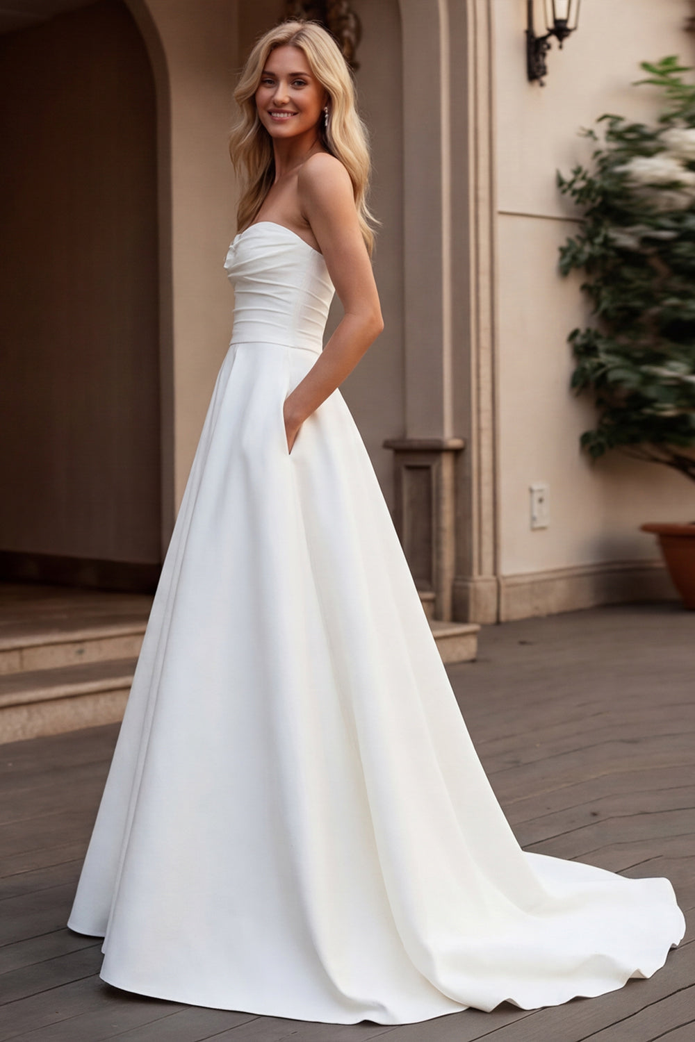 Robe de mariée bustier coupe A en satin ivoire froncé