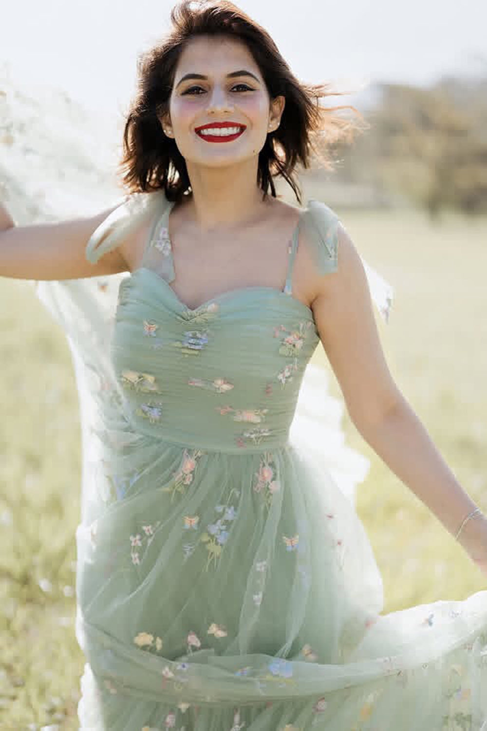 Robe de bal longue en tulle vert avec bretelles spaghetti, coupe trapèze et ruché brodé