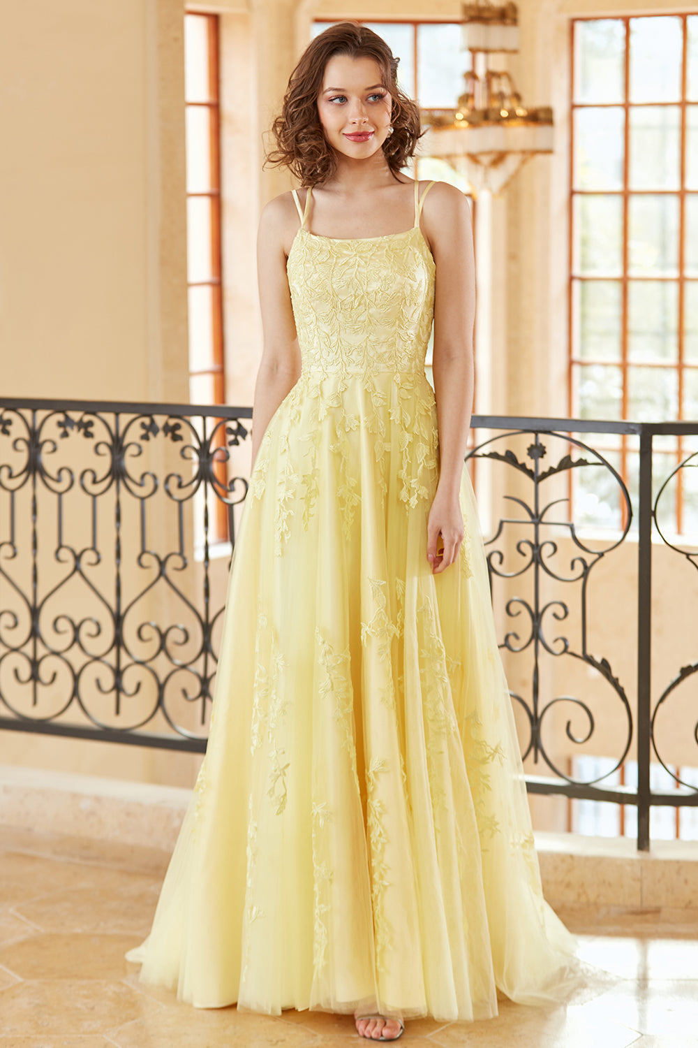 Robe de bal trapèze en tulle violet avec appliques