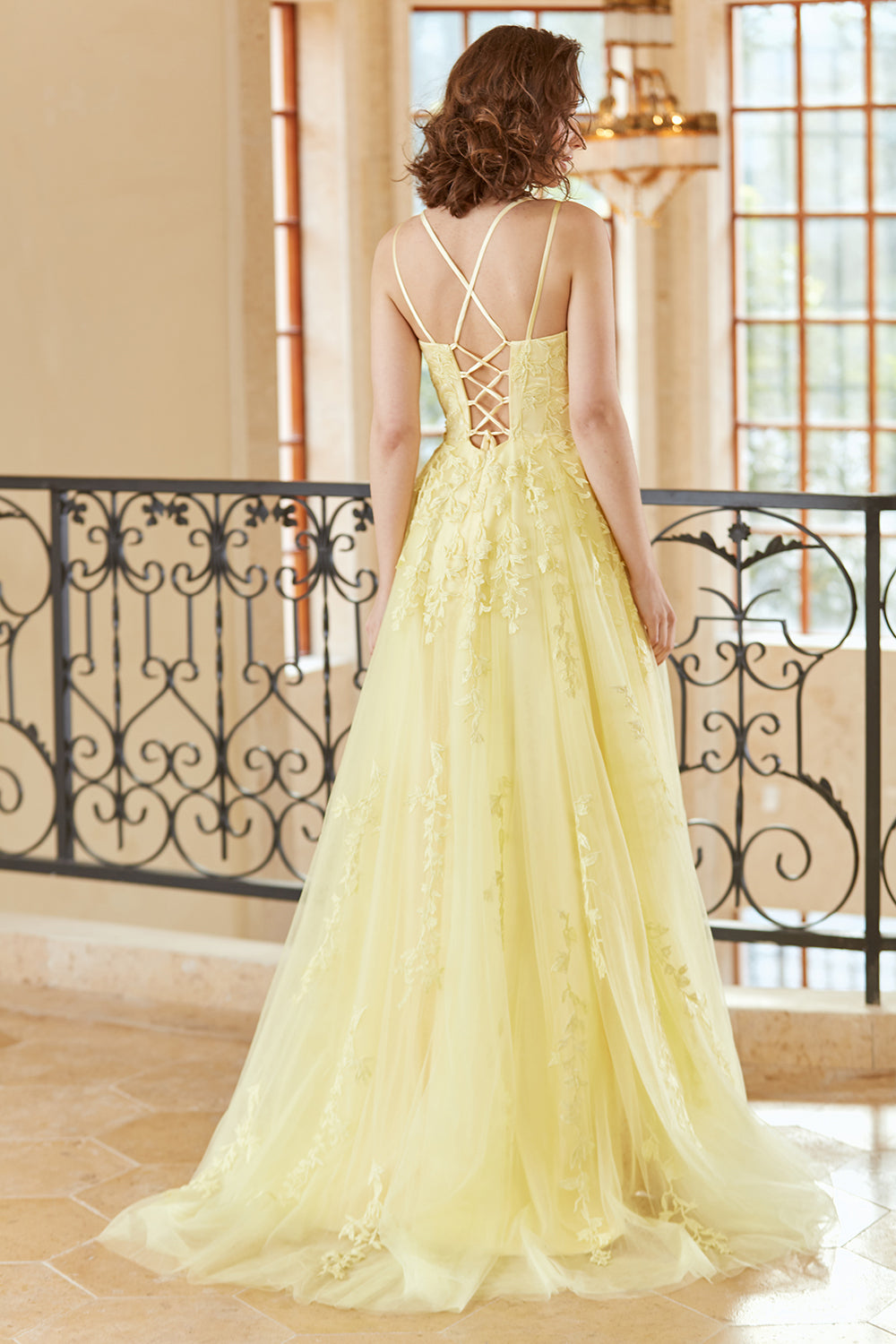 Robe de bal trapèze en tulle violet avec appliques