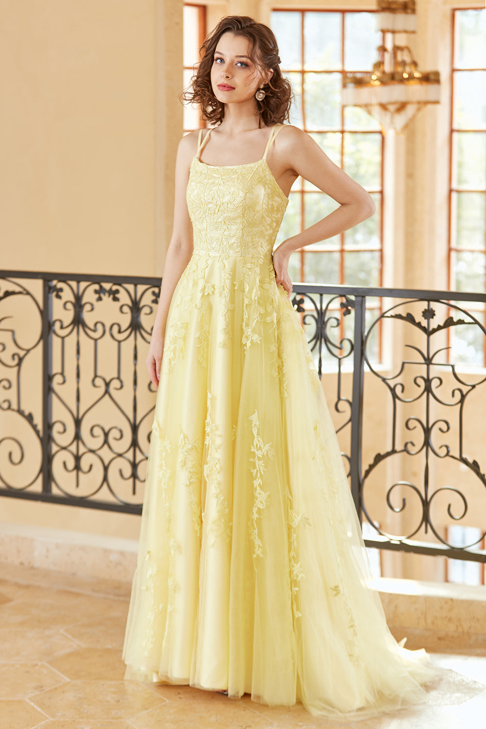 Robe de bal trapèze en tulle violet avec appliques