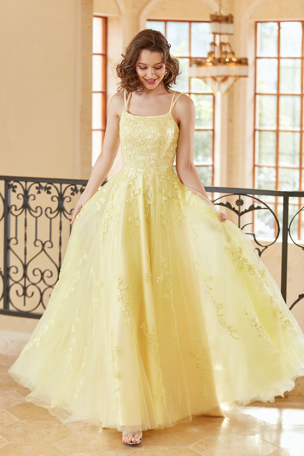 Robe de bal trapèze en tulle violet avec appliques
