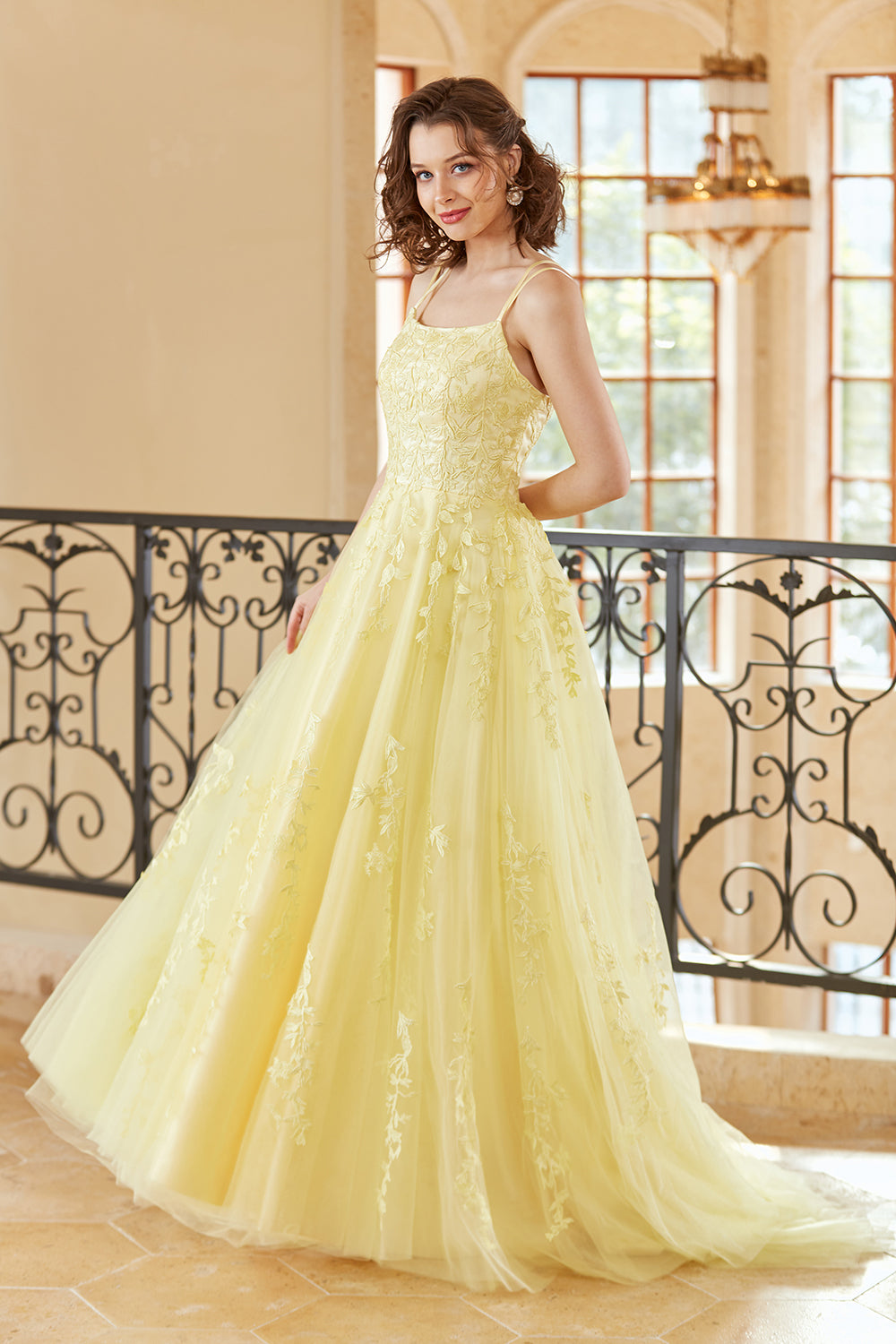Robe de bal trapèze en tulle violet avec appliques